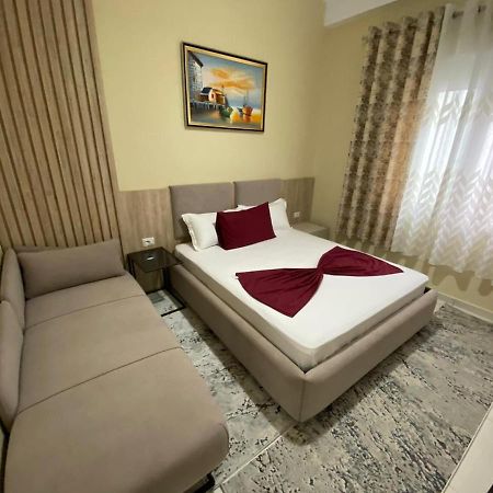 Kevin’s Lungomare Apartment Vlore Bagian luar foto