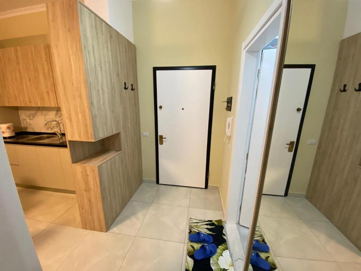 Kevin’s Lungomare Apartment Vlore Bagian luar foto