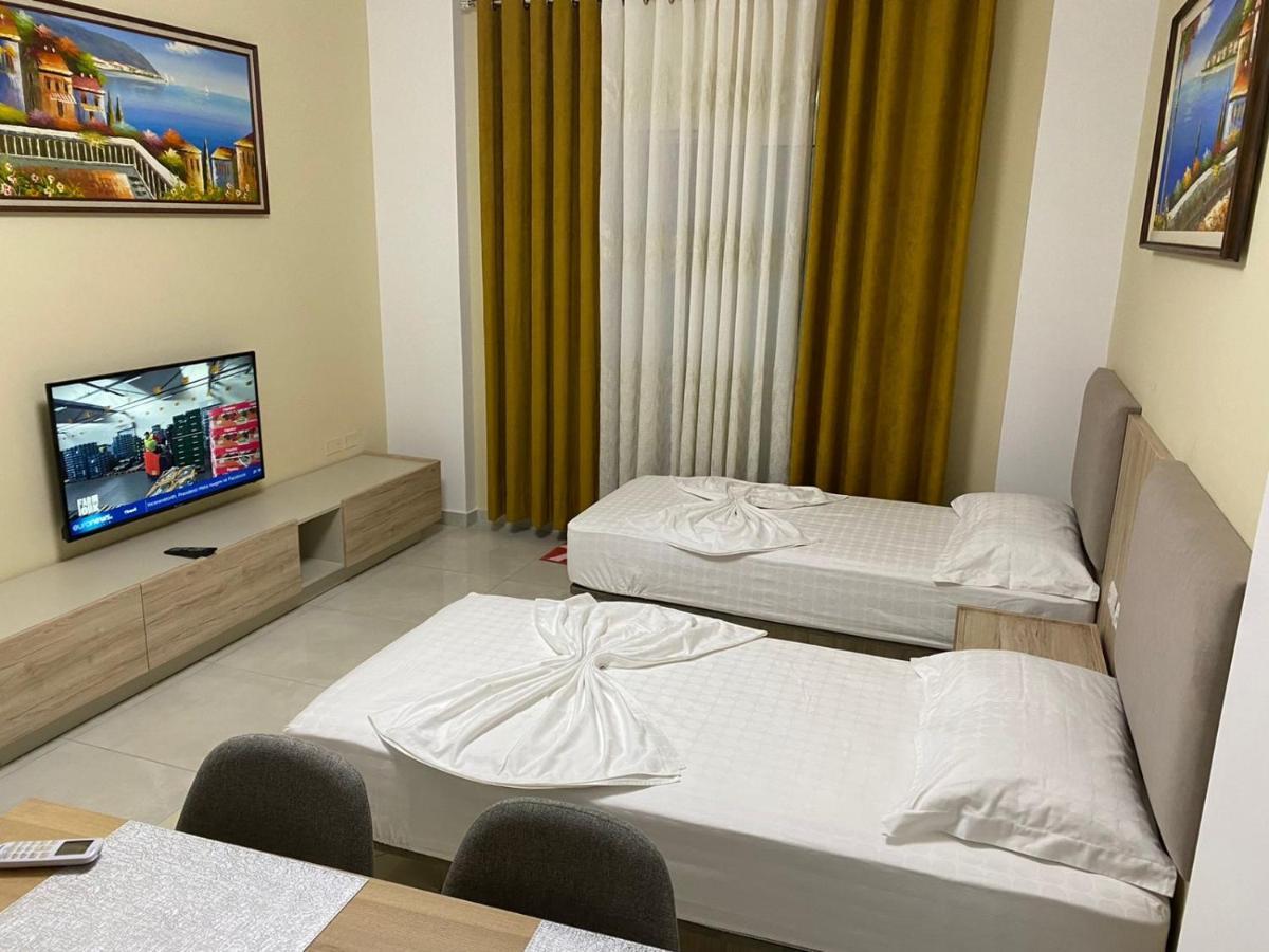 Kevin’s Lungomare Apartment Vlore Bagian luar foto