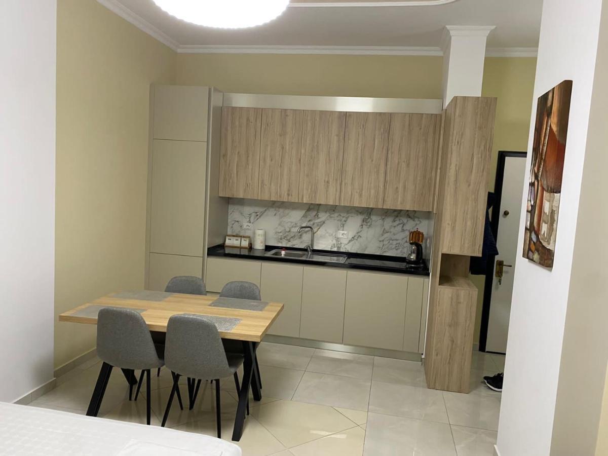 Kevin’s Lungomare Apartment Vlore Bagian luar foto