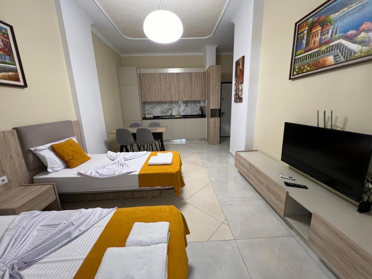 Kevin’s Lungomare Apartment Vlore Bagian luar foto