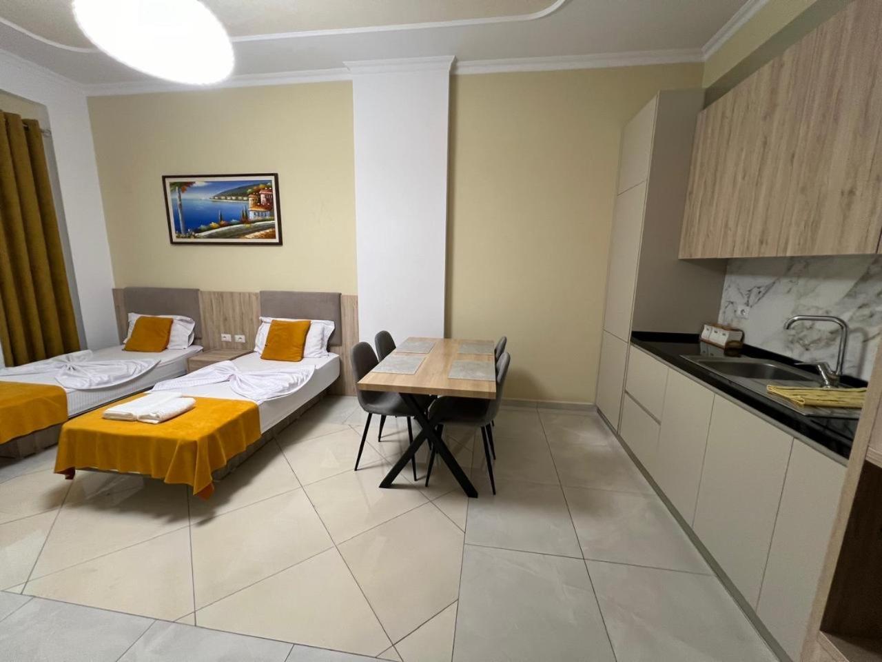 Kevin’s Lungomare Apartment Vlore Bagian luar foto